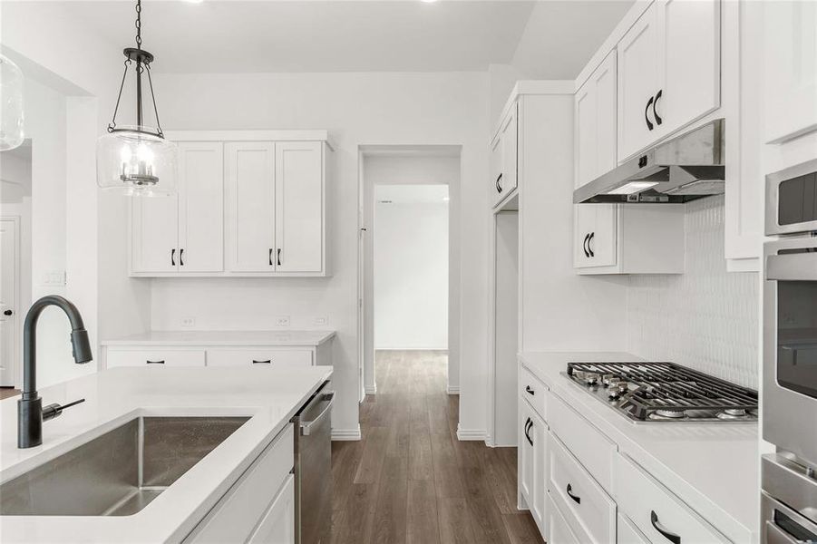 17 1635 Glacier  Kitchen 3