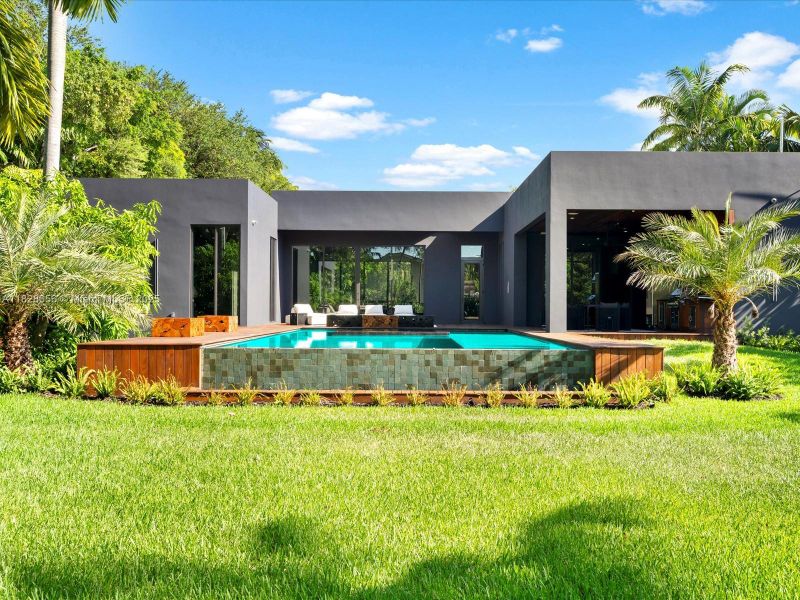 Exterior details and patio area of a home in , Miami (Image 41).