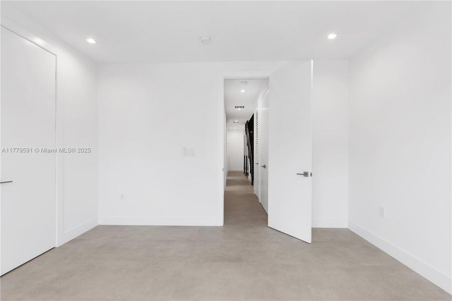 Spacious, unfurnished interior of a new home in , Miami (Image 18).