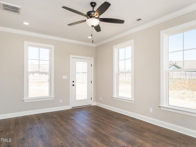 19 2374_WhelenDr SunRm1