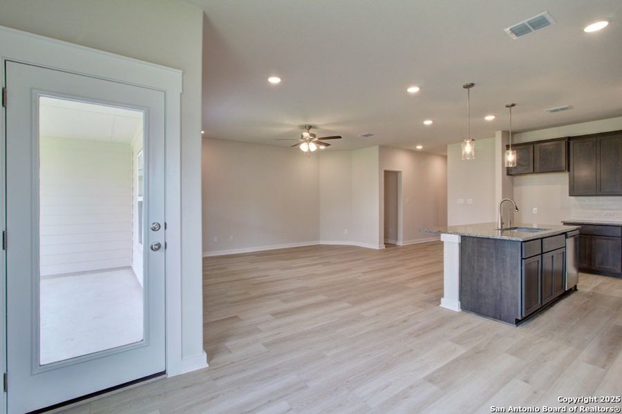 Spacious, unfurnished interior of a new home in Cloud Country, New Braunfels (Image 11).