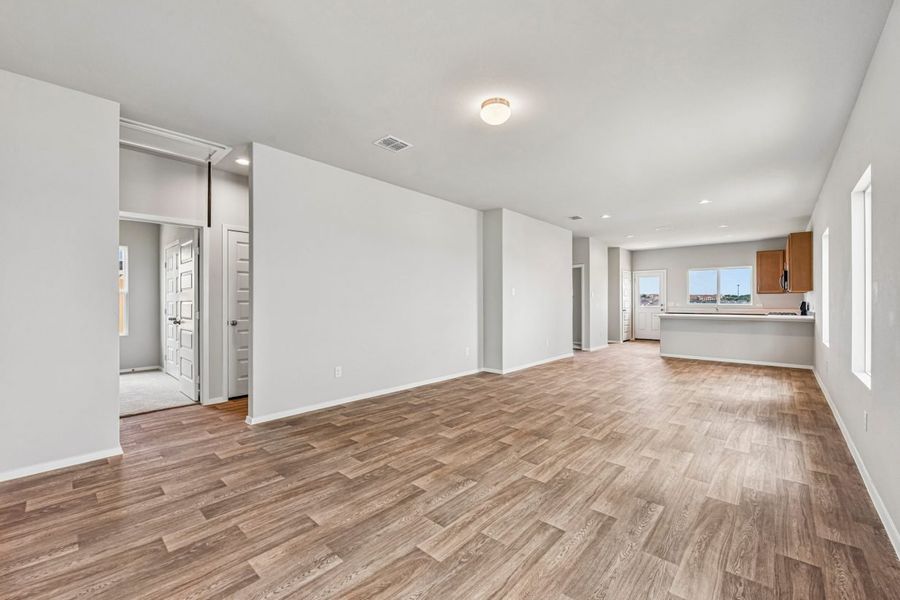 Spacious, unfurnished interior of a new home in Cloverleaf, Austin (Image 10).