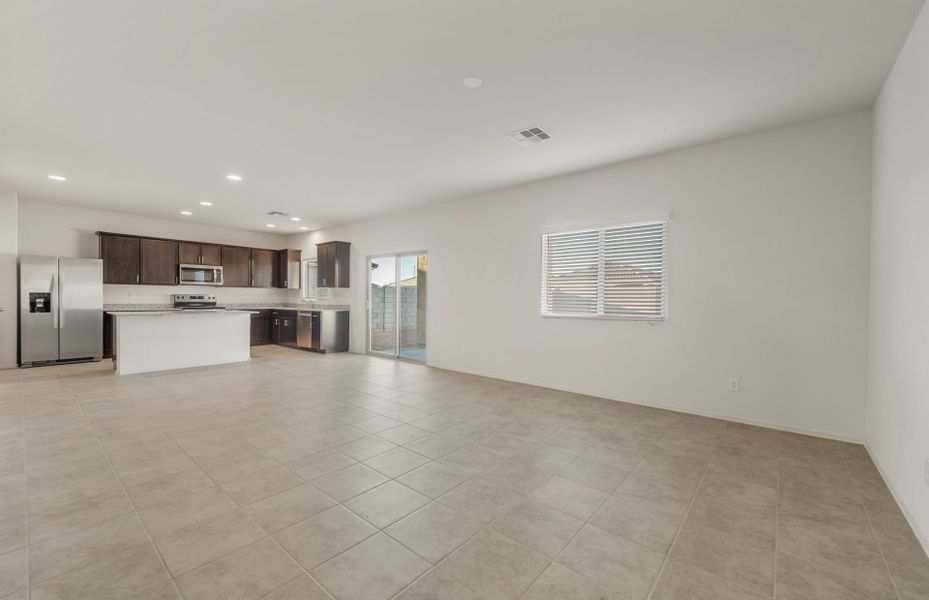 Spacious, unfurnished interior of a new home in Entrada La Coraza at Rancho Sahuarita, Sahuarita (Image 13).