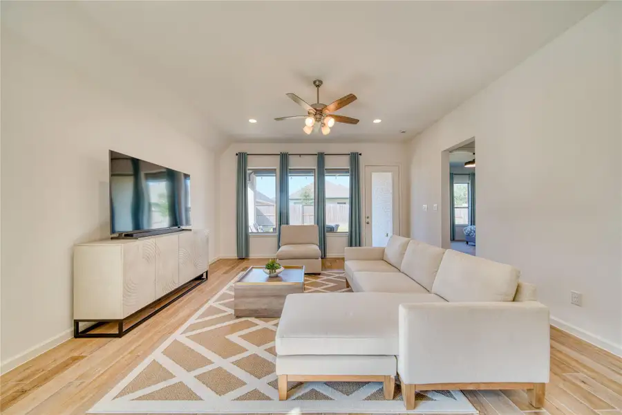 Furnished interior view inside a new home in Meridiana 40'/45', Manvel (Image 19).