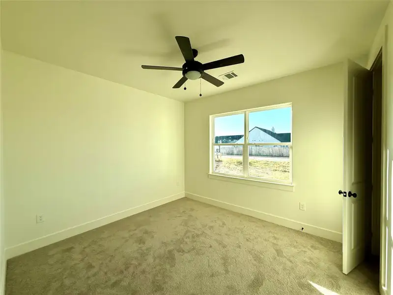 Spacious, unfurnished interior of a new home in , Salado (Image 10).