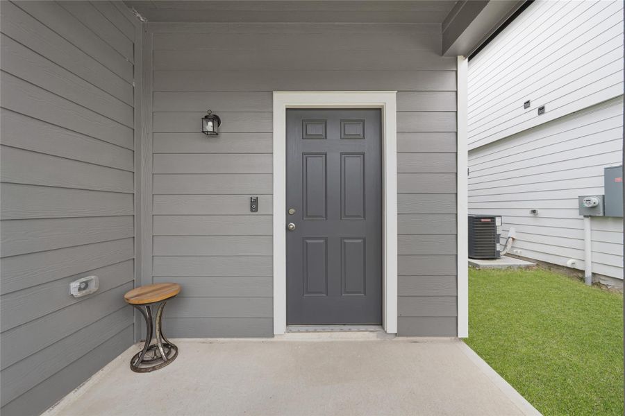 Exterior details and patio area of a home in River's Edge, Conroe (Image 24).