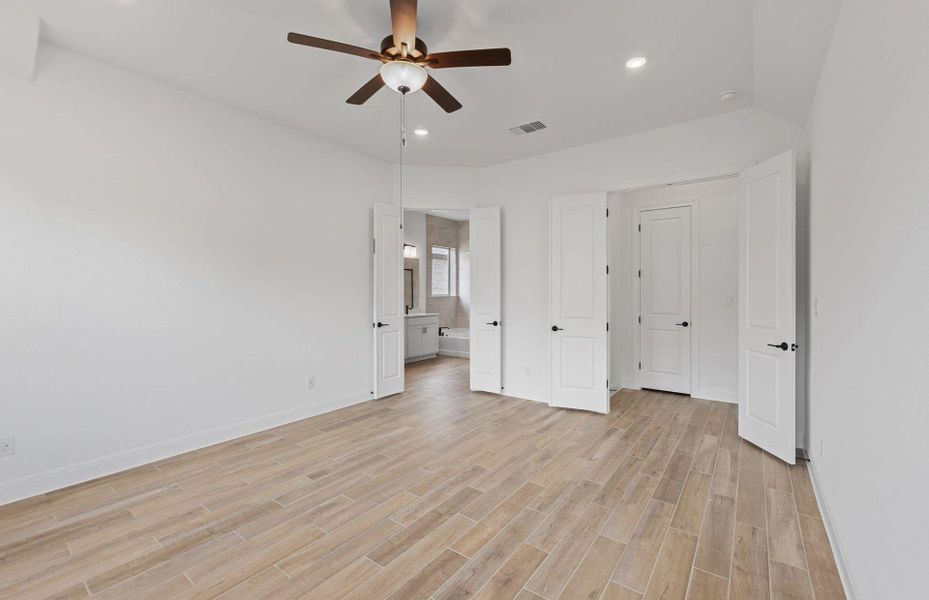 Spacious, unfurnished interior of a new home in Bluffview Reserve, Leander (Image 18).