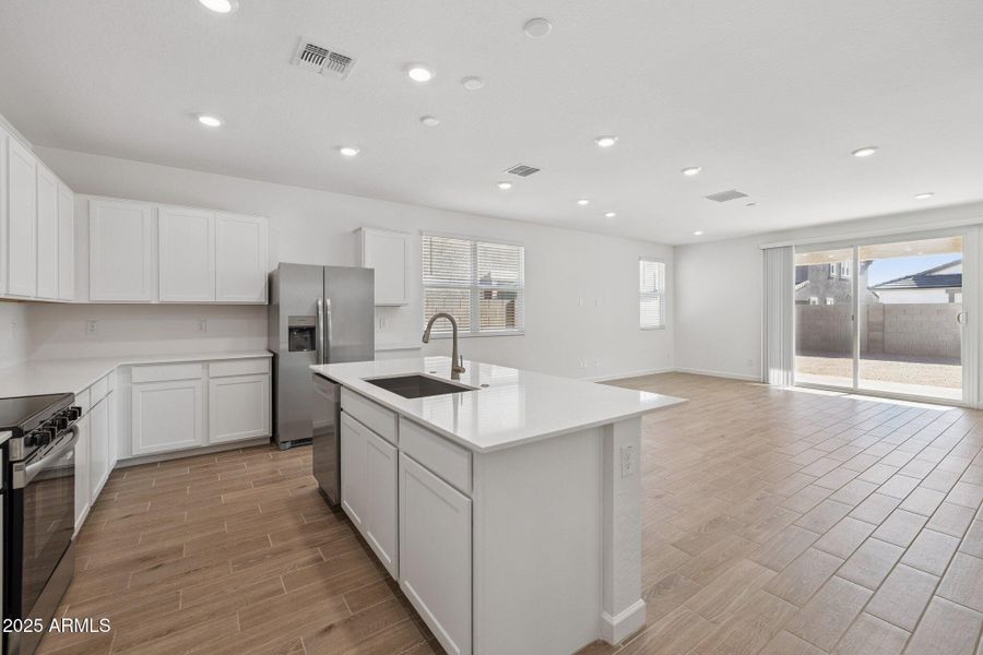 2-web-or-mls-24213-w-southgate-ave