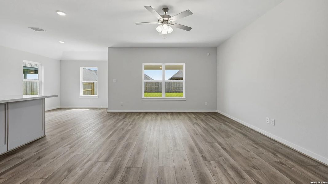 Spacious, unfurnished interior of a new home in Cloud Country, New Braunfels (Image 10).