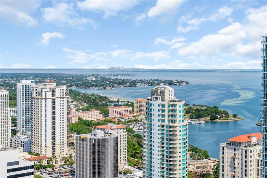 Condo located in St. Petersburg, FL showcasing its design and architecture (Image 30).