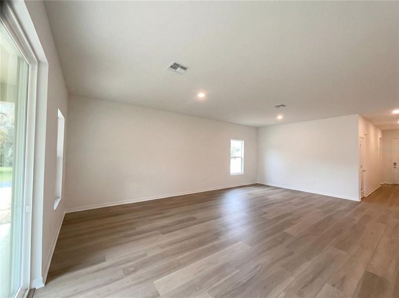 Spacious, unfurnished interior of a new home in Grand Park, Dunnellon (Image 14).