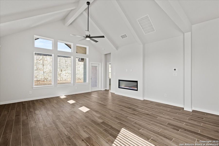 Spacious, unfurnished interior of a new home in Meyer Ranch, New Braunfels (Image 10).