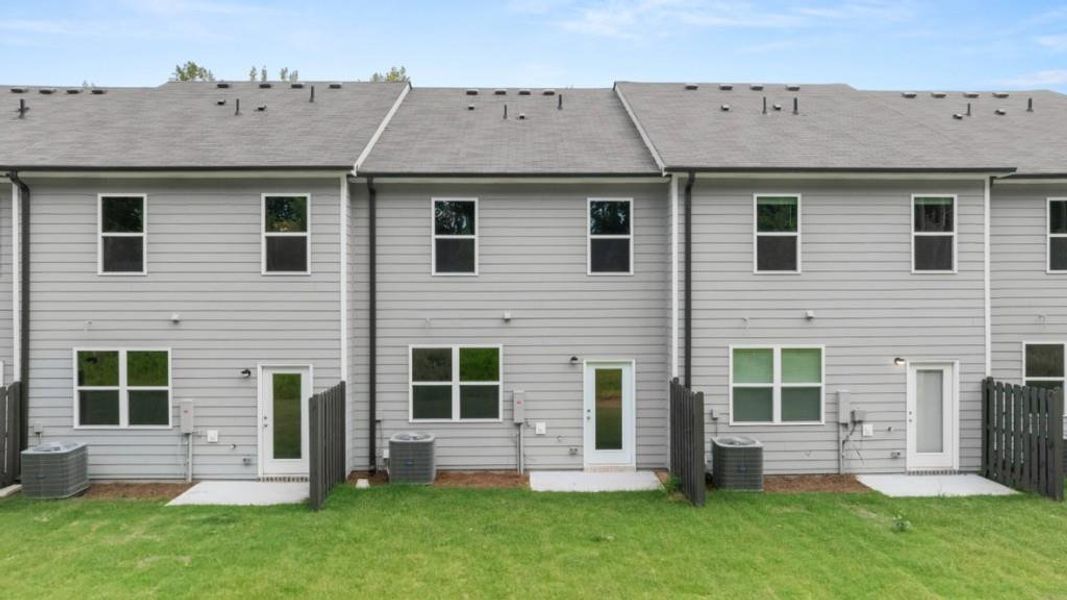 Exterior details and patio area of a home in Woodbury Park, South Fulton (Image 3).