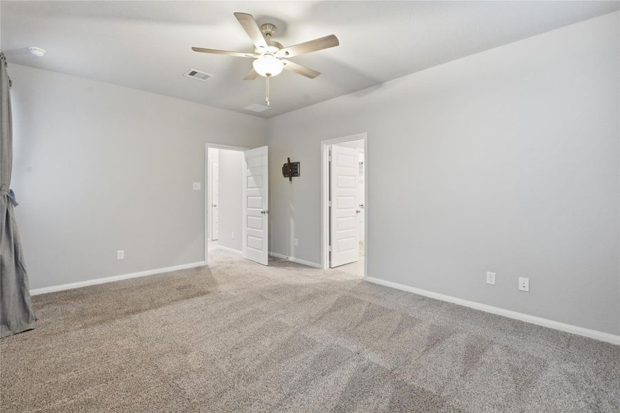 Well maintained carpets and plenty of daylight! Well maintained carpets and plenty of daylight!