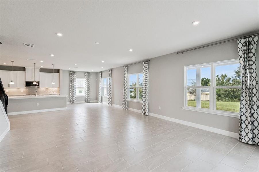 Spacious, unfurnished interior of a new home in Bella Terra, Clermont (Image 20). Spacious, unfurnished interior of a new home in Bella Terra, Clermont (Image 20).