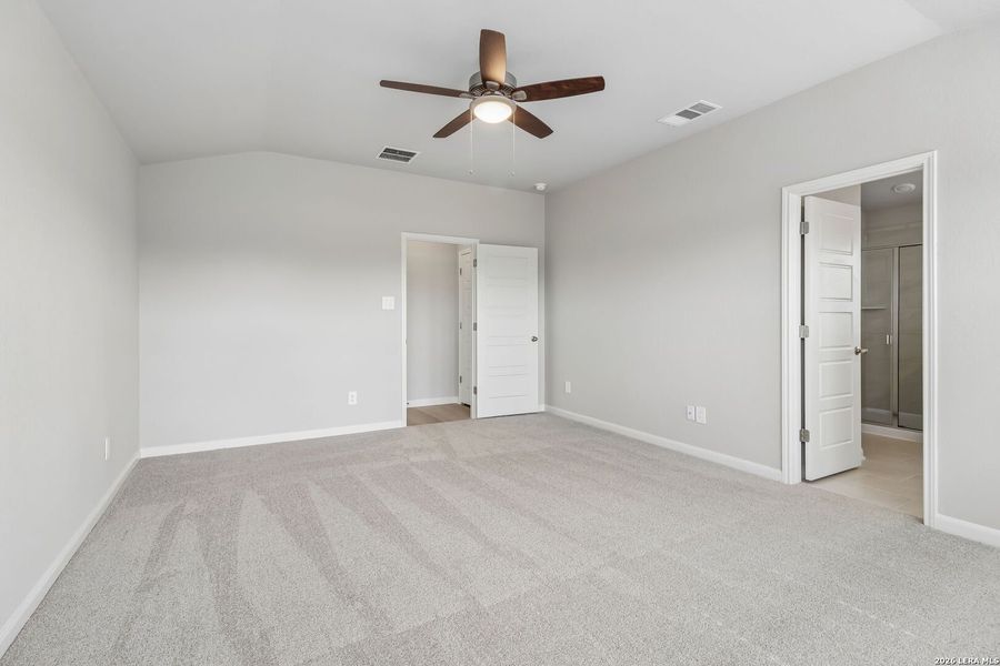 Spacious, unfurnished interior of a new home in Thomas Pond, San Antonio (Image 21).