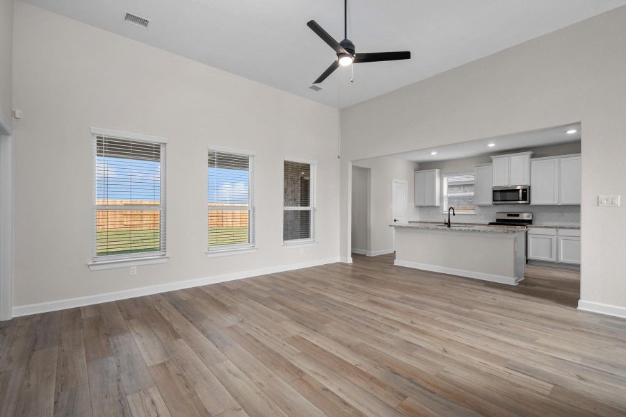 Spacious, unfurnished interior of a new home in Lago Mar, Texas City (Image 12).