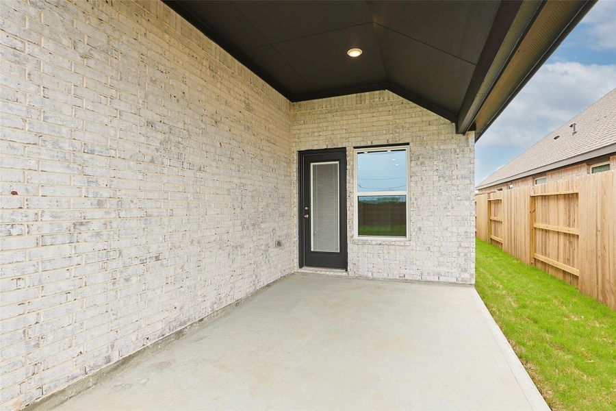 Exterior details and patio area of a home in Brookewater, Rosenberg (Image 3).