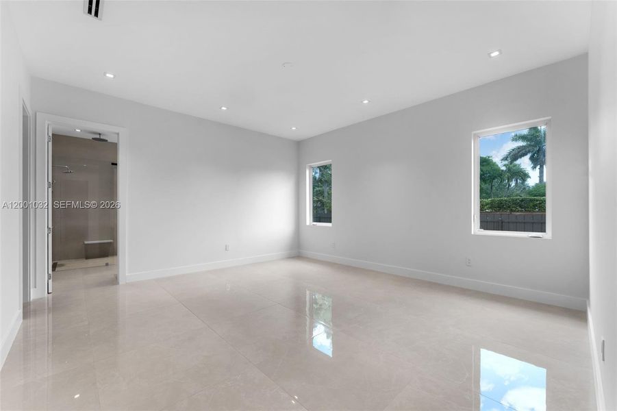 Spacious, unfurnished interior of a new home in , Cutler Bay (Image 39).