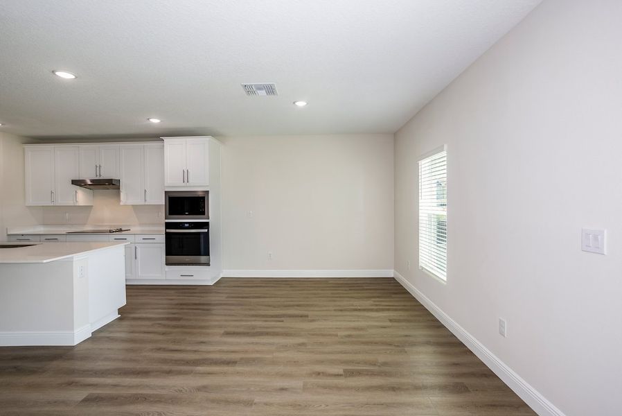 Spacious, unfurnished interior of a new home in Pasadena Landing, Wesley Chapel (Image 12).