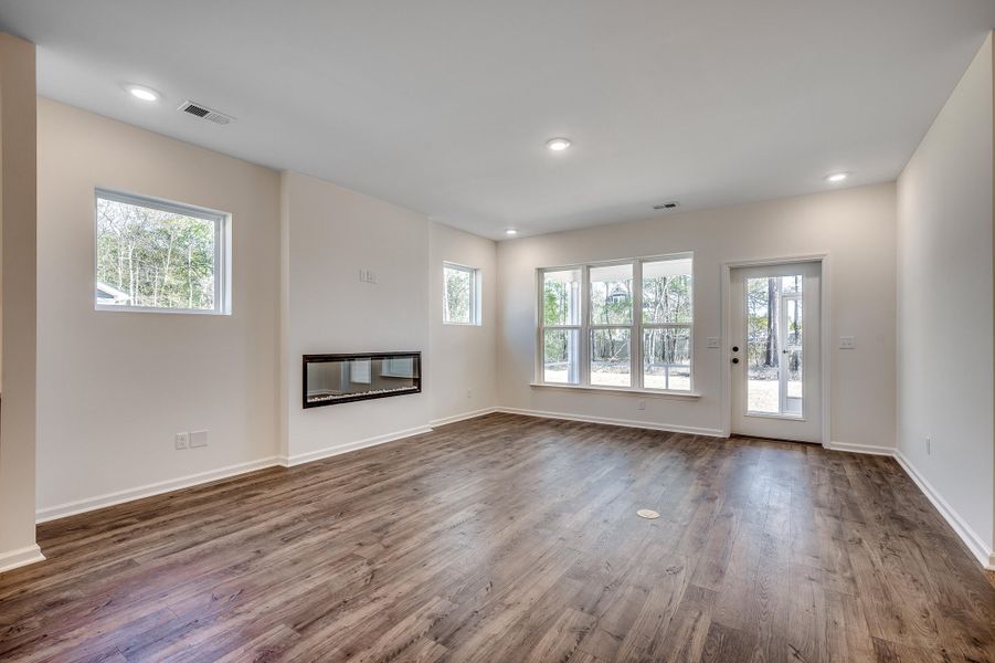 Spacious, unfurnished interior of a new home in The Oaks, Goose Creek (Image 13).