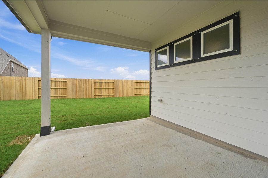 Exterior details and patio area of a home in Ashland, Texas City (Image 2).