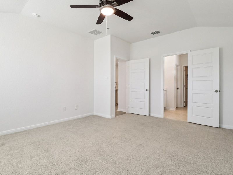 Spacious, unfurnished interior of a new home in Remington Ranch, San Antonio (Image 19).