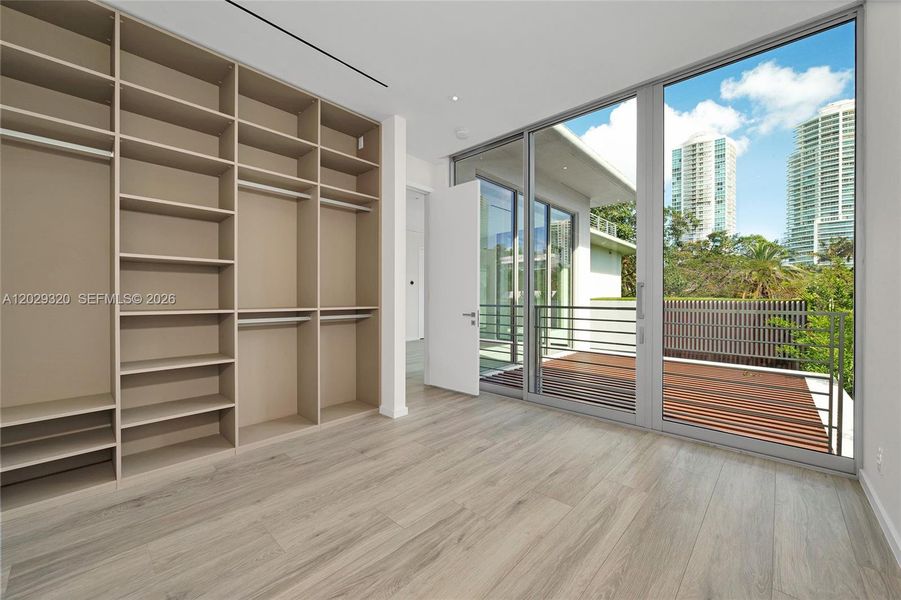 Spacious, unfurnished interior of a new home in , Miami (Image 41).