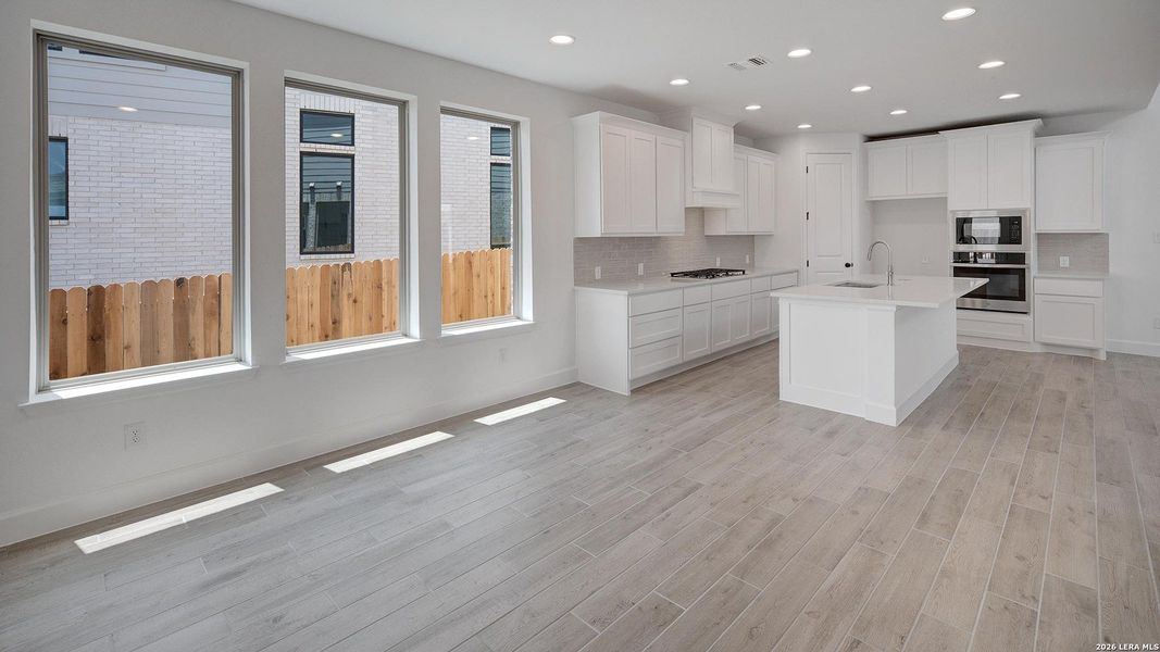 Spacious, unfurnished interior of a new home in Ladera, San Antonio (Image 16).