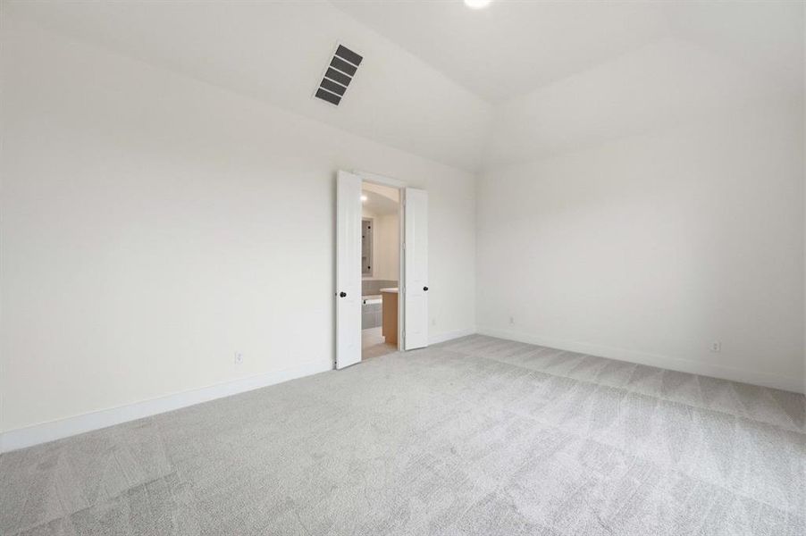 Spacious, unfurnished interior of a new home in Ridge Crossing, Waxahachie (Image 17).