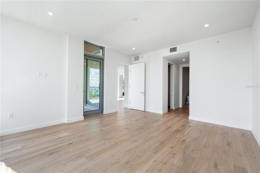 Spacious, unfurnished interior of a new home in , Sarasota (Image 28).