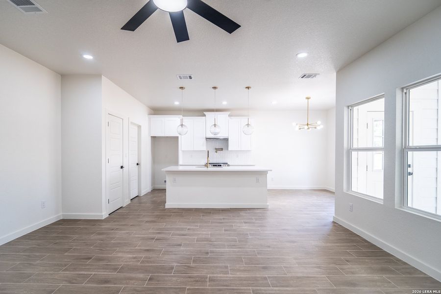 Spacious, unfurnished interior of a new home in , La Vernia (Image 13).