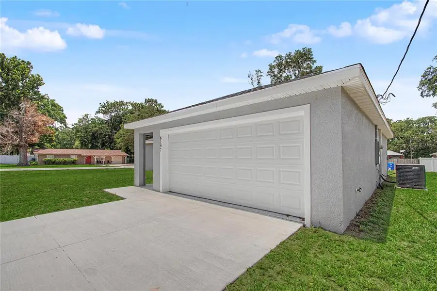 Exterior details and patio area of a home in , Ocala (Image 3).
