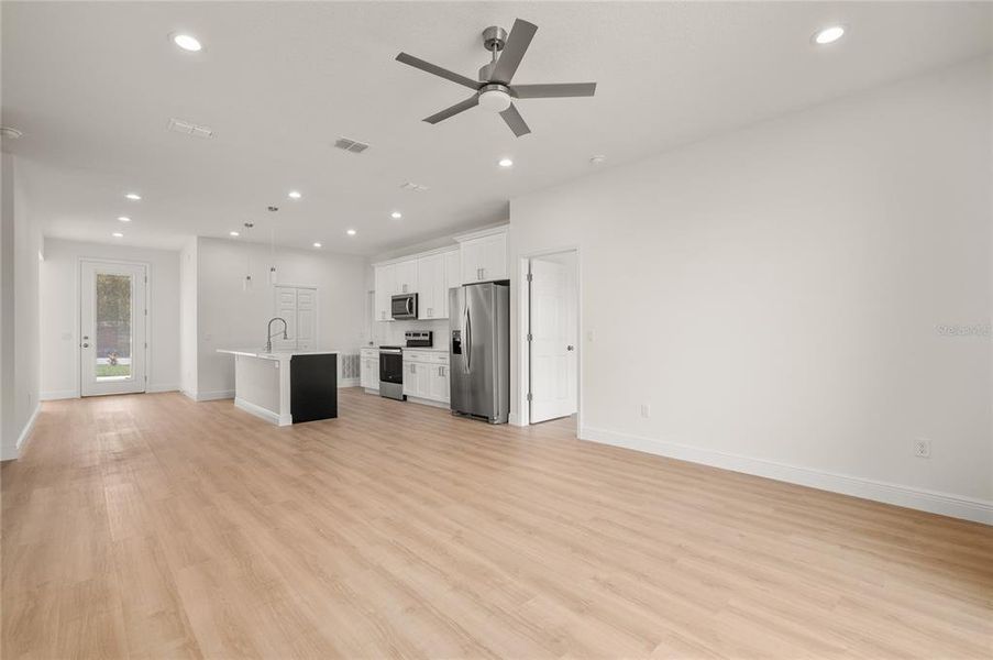 Spacious, unfurnished interior of a new home in , Osteen (Image 36).