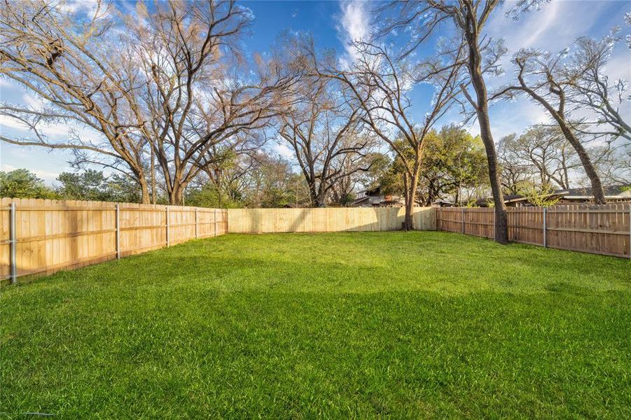 Exterior details and patio area of a home in , Dallas (Image 20).