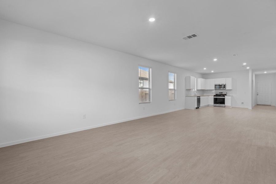 Spacious, unfurnished interior of a new home in Mavera, Conroe (Image 10).