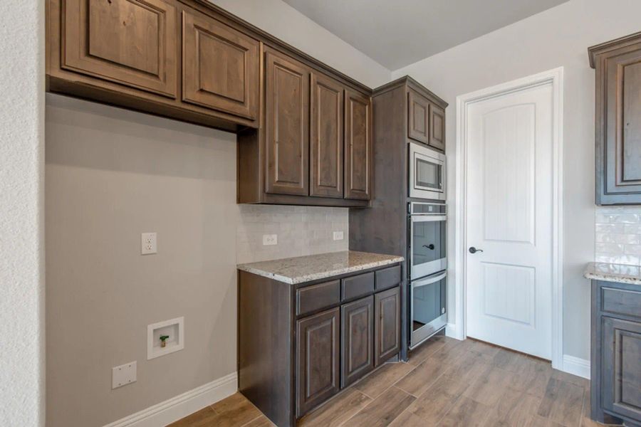 Kitchen | Concept 2586 at Hidden Creek Estates in Van Alstyne, TX by Landsea Homes