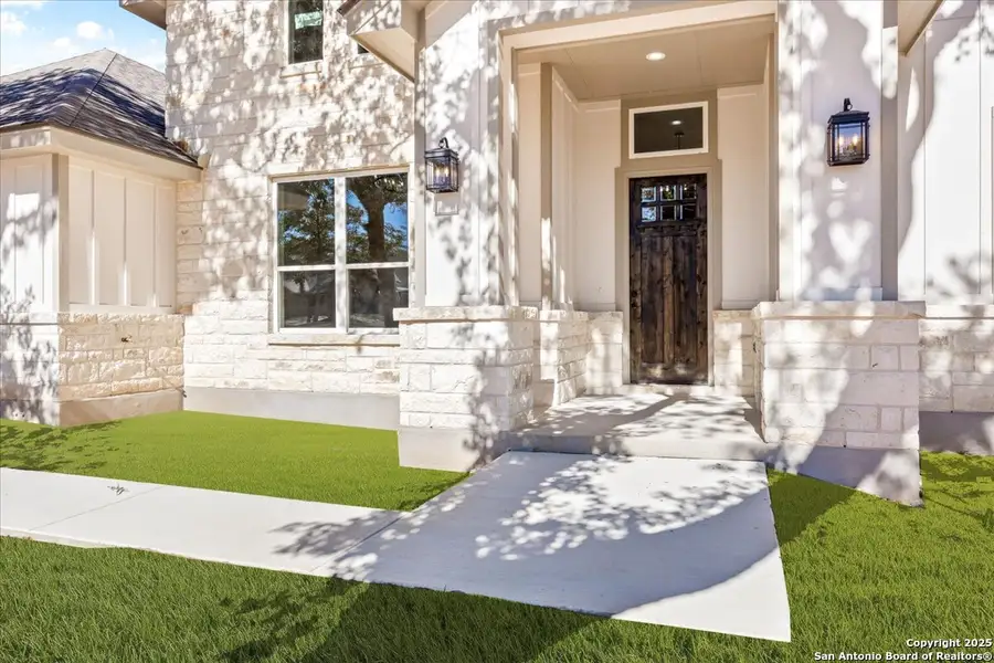 Exterior details and patio area of a home in , La Vernia (Image 4).