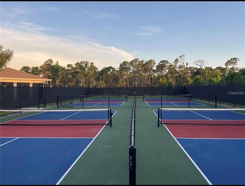 Community amenities in Island Lakes at Coco Bay, Englewood (Image 14).