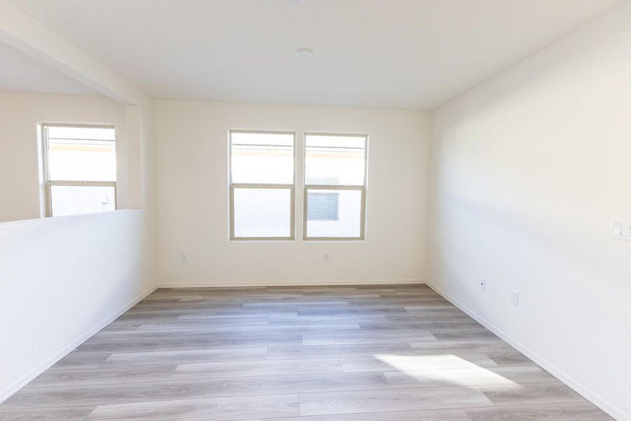 Spacious, unfurnished interior of a new home in Mirador Point, Tucson (Image 6).
