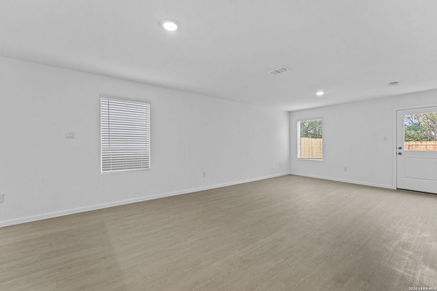 Spacious, unfurnished interior of a new home in Espada, San Antonio (Image 15).
