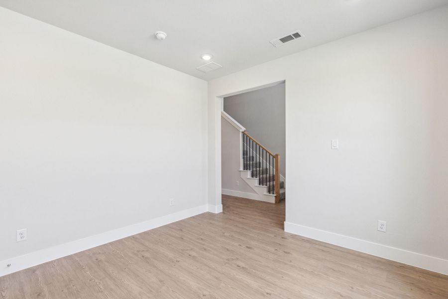 Spacious, unfurnished interior of a new home in Dove Hollow, Waxahachie (Image 15).