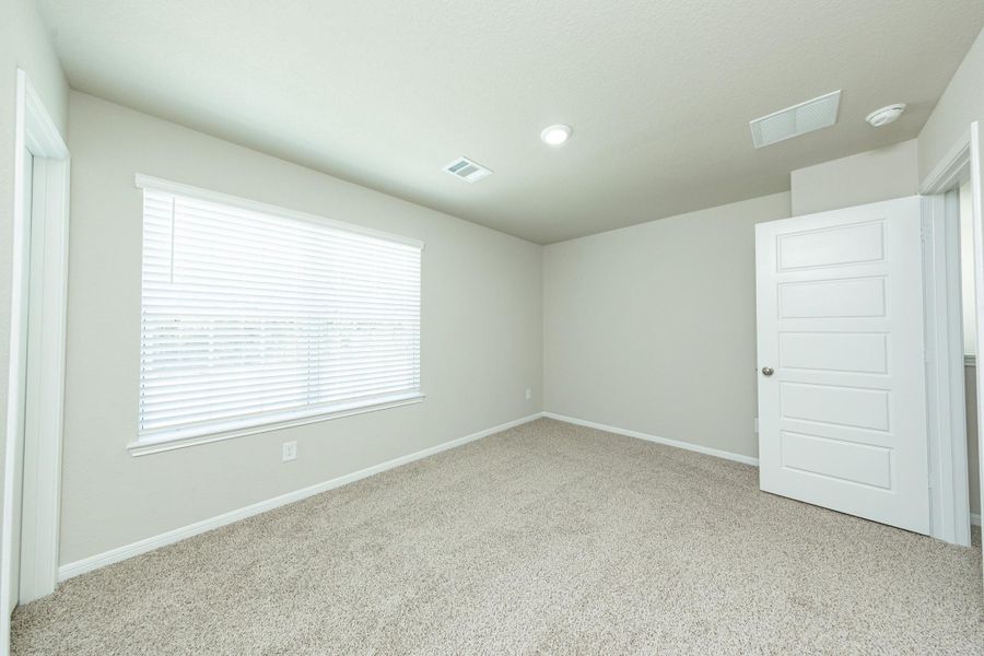 Spacious, unfurnished interior of a new home in Mackenzie Creek, Conroe (Image 21).
