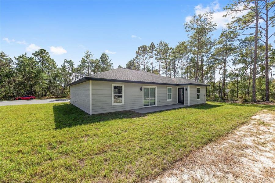 Exterior details and patio area of a home in , Dunnellon (Image 21).
