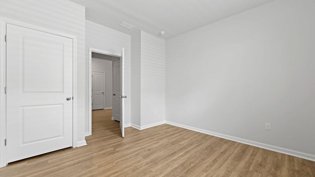 Spacious, unfurnished interior of a new home in Carolina Groves, Moncks Corner (Image 19).