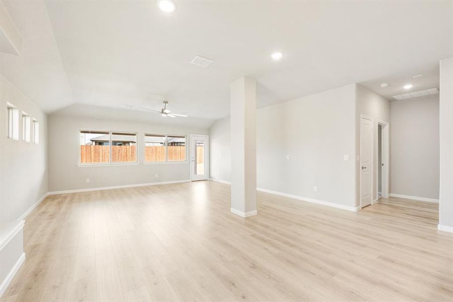 Spacious, unfurnished interior of a new home in Eagle Glen Elements, Alvarado (Image 19).