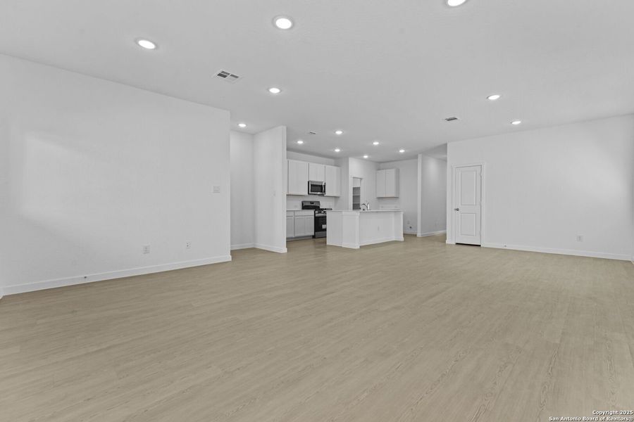 Spacious, unfurnished interior of a new home in , New Braunfels (Image 16).