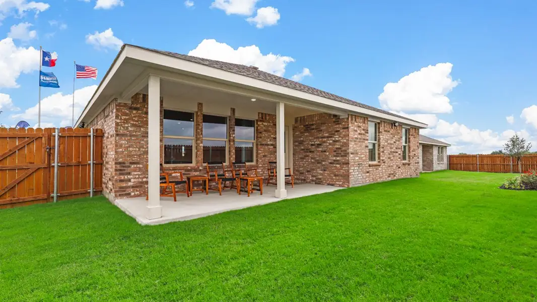 Exterior details and patio area of a home in Bella Vista, Granbury (Image 3).