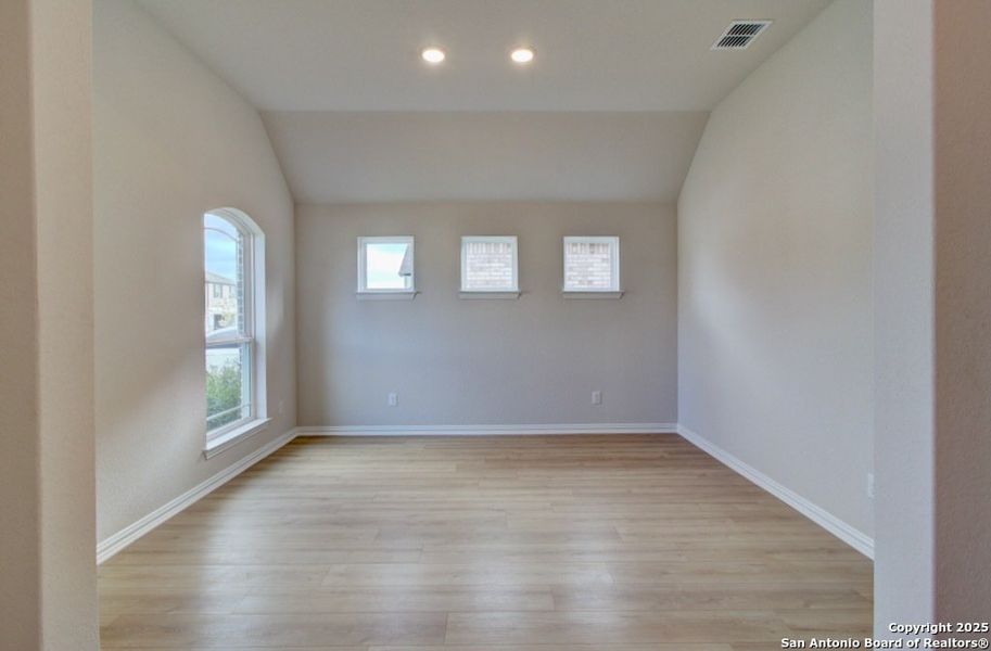Spacious, unfurnished interior of a new home in Veranda, San Antonio (Image 17).