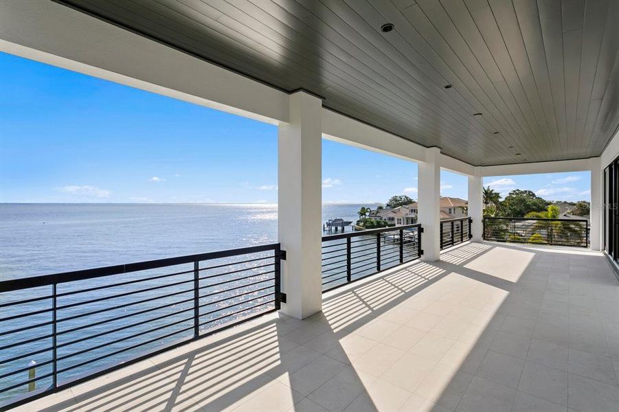 Exterior details and patio area of a home in , St. Petersburg (Image 19).